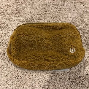 everywhere belt bag fleece burnt caramel